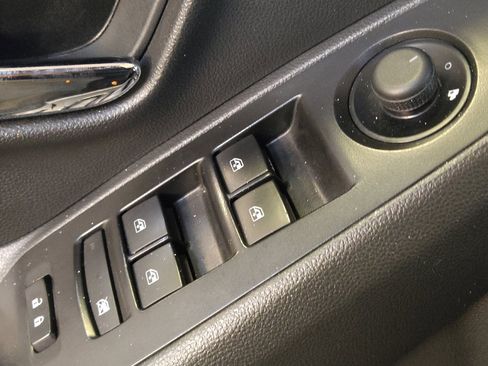 Used 2021 Chevrolet Trax LT w/ LT Convenience Package image 27