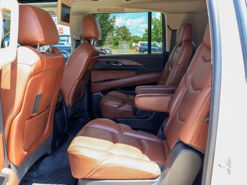Used 2018 Cadillac Escalade ESV Luxury RWD image 8