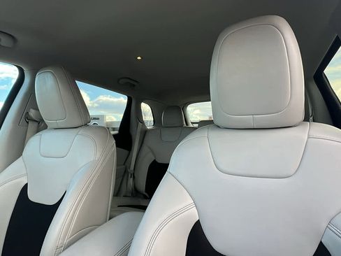 Used 2020 Jeep Cherokee Latitude Plus w/ Cold Weather Group image 11