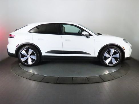 Certified 2025 Porsche Macan 4 Electric AWD/4WD image 8