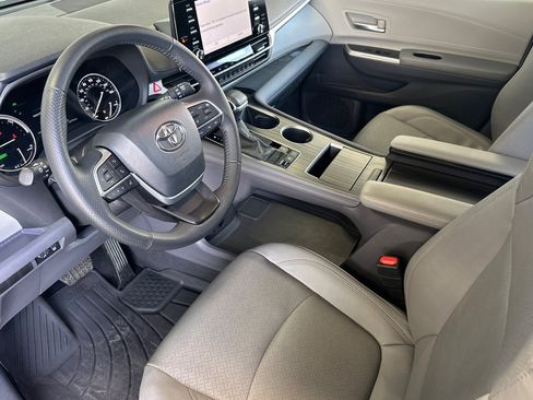 Certified 2024 Toyota Sienna Limited AWD/4WD image 9