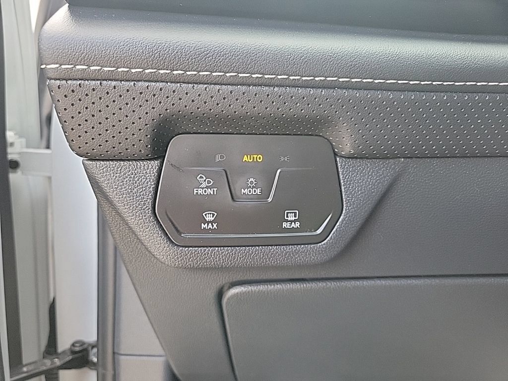 Used 2024 Volkswagen Atlas SE FWD image 32