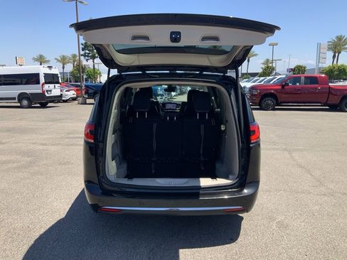 Certified 2023 Chrysler Pacifica Touring-L FWD image 8