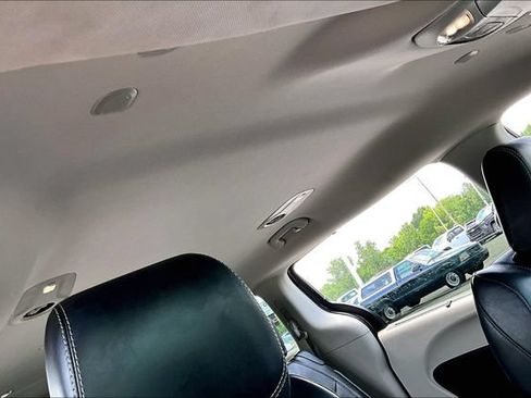 Used 2023 Chrysler Pacifica Touring-L FWD image 27