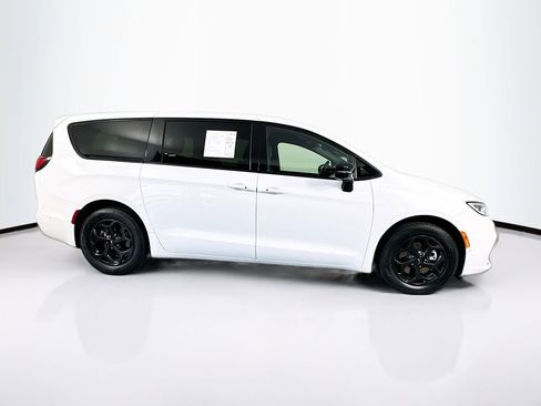 Used 2024 Chrysler Pacifica Limited FWD image 11