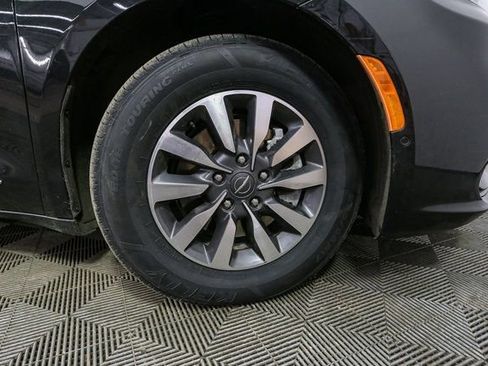 Used 2023 Chrysler Pacifica Limited image 15