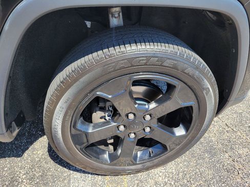 Used 2018 Jeep Grand Cherokee Laredo AWD/4WD image 13