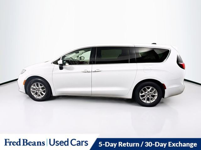 Used 2023 Chrysler Pacifica Touring-L FWD image 5