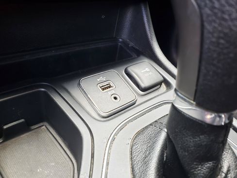 Used 2019 Jeep Cherokee Latitude w/ Popular Appearance Group FWD image 22