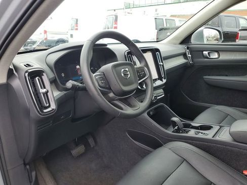 Used 2025 Volvo XC40 B5 Core image 10