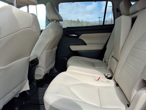 Used 2023 Toyota Highlander XLE image 7