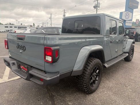 Used 2025 Jeep Gladiator Sport AWD/4WD image 7