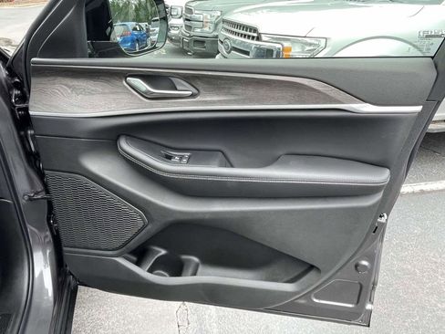 New 2025 Jeep Grand Cherokee L Limited image 17