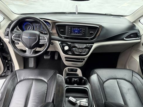 Used 2017 Chrysler Pacifica Touring-L image 30