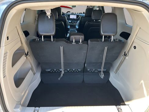 Used 2024 Chrysler Pacifica Touring-L FWD image 11