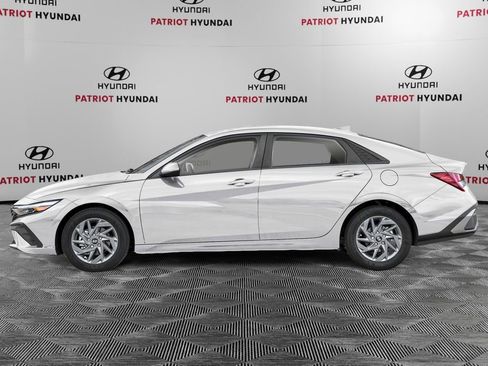 New 2026 Hyundai Elantra SEL Sport image 3