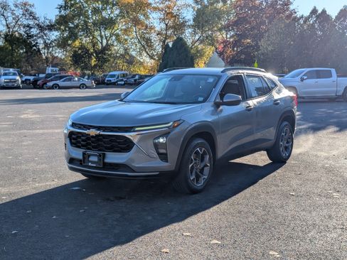 Used 2024 Chevrolet Trax LT w/ Driver Confidence Package image 13