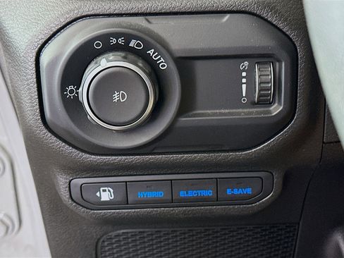 Used 2023 Jeep Wrangler Unlimited Sahara AWD/4WD image 17