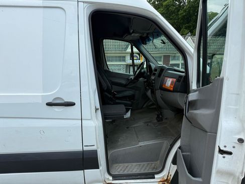 Used 2014 Mercedes-Benz Sprinter 2500 image 15