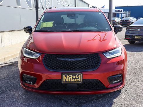 Used 2025 Chrysler Pacifica Limited image 2