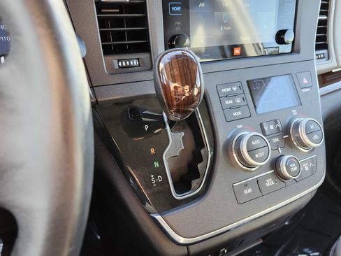 Used 2017 Toyota Sienna Limited Premium AWD/4WD image 34
