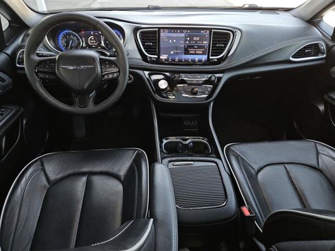 Used 2025 Chrysler Pacifica Limited FWD image 13