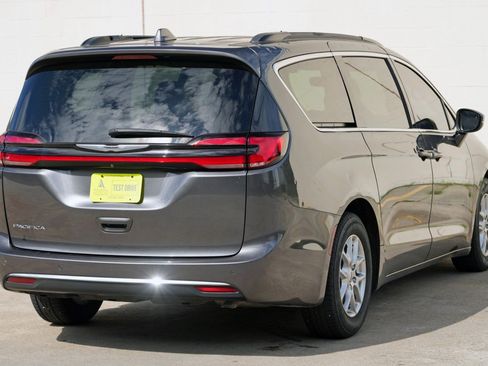 Used 2022 Chrysler Pacifica Touring-L FWD image 48