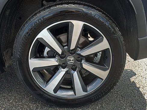 Used 2025 Honda Pilot Touring image 9