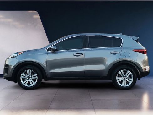 Used 2018 Kia Sportage LX image 2