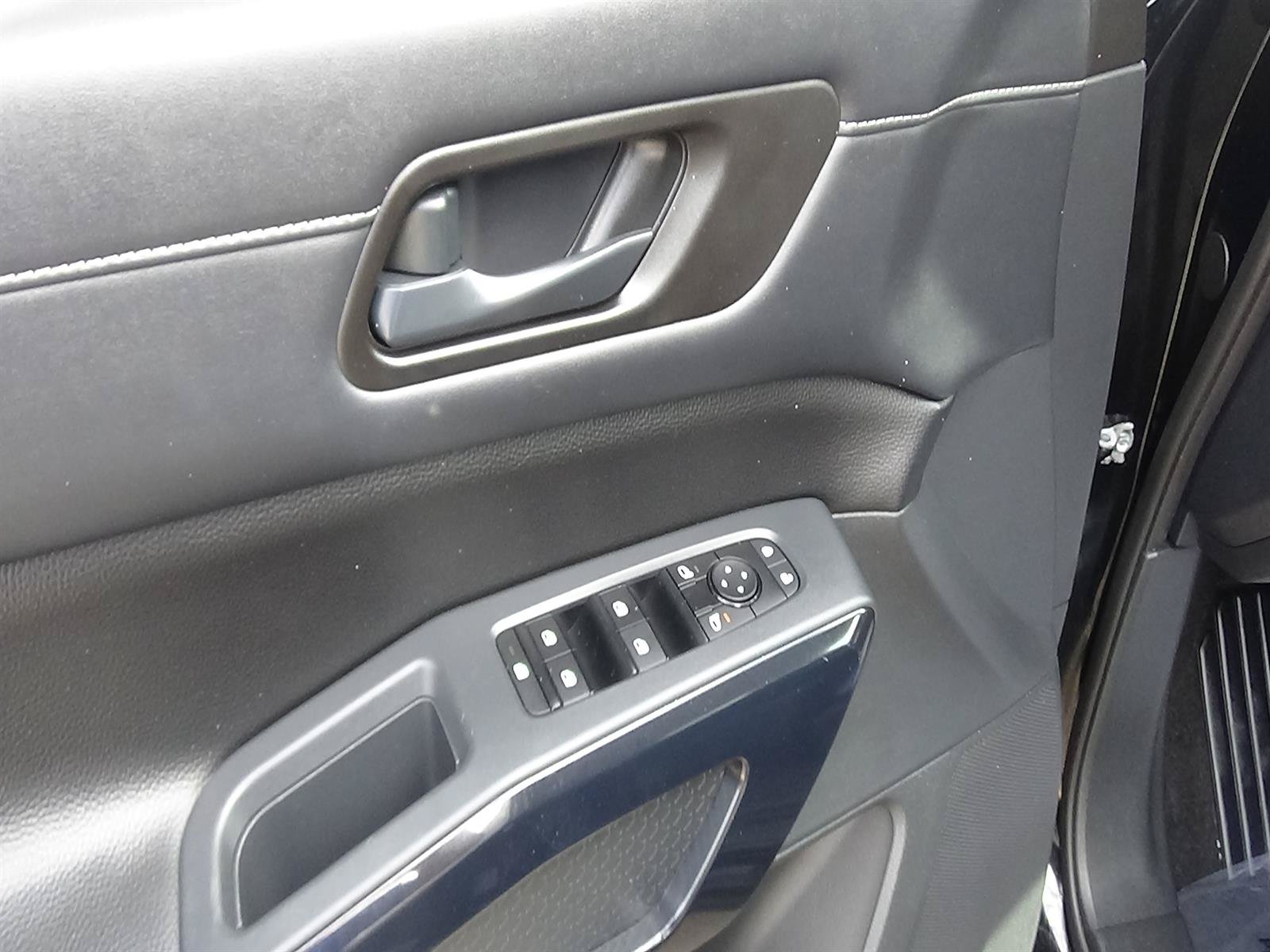 Used 2025 Nissan Pathfinder SV FWD image 14