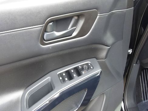 Used 2025 Nissan Pathfinder SV FWD image 14