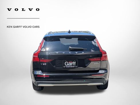Used 2025 Volvo V60 B5 Cross Country Plus AWD/4WD image 4