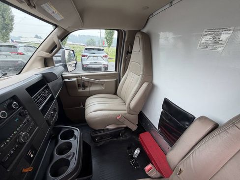 Used 2016 Chevrolet Express 4500 RWD image 17