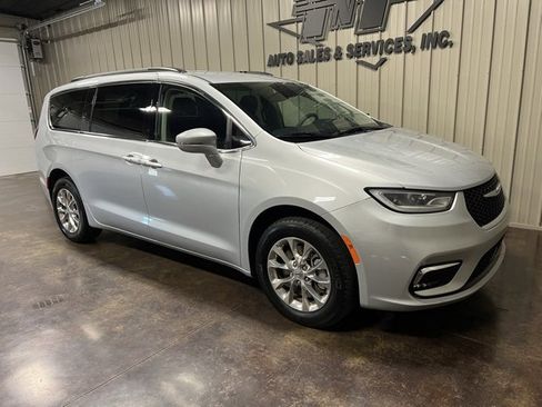 Used 2022 Chrysler Pacifica Touring-L image 6