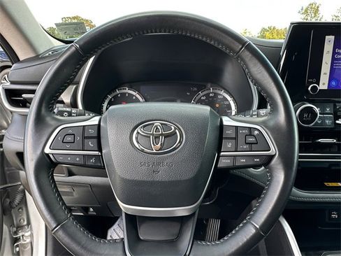 Certified 2024 Toyota Highlander XLE image 27