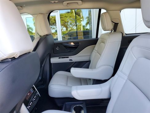Certified 2025 Lincoln Aviator Reserve w/ Illumination Package image 11