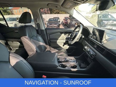 Used 2025 Honda Pilot Touring image 2