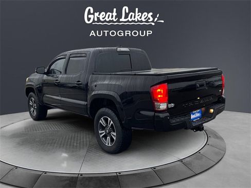 Used 2017 Toyota Tacoma TRD Sport image 3