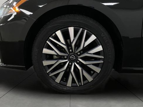 Certified 2025 Nissan Altima 2.5 SV FWD image 11