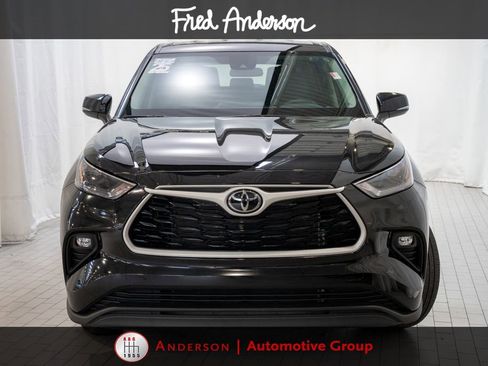 Used 2025 Toyota Highlander LE FWD image 2