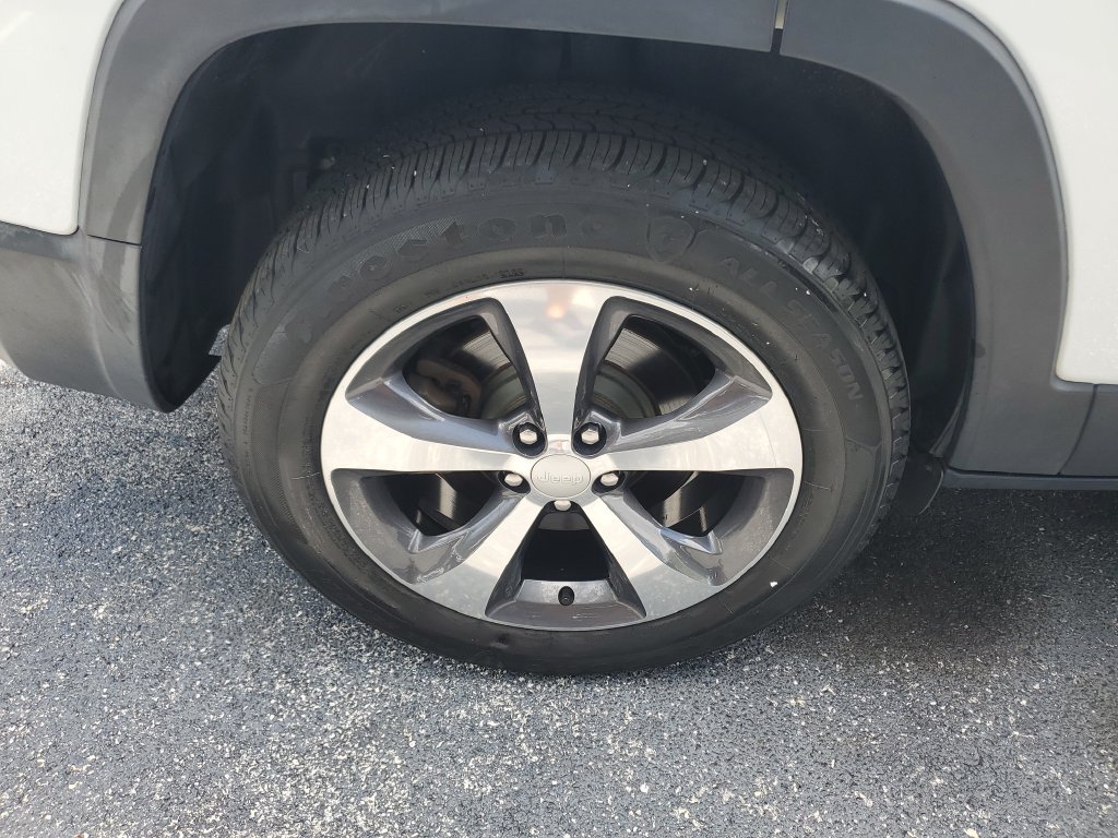 Used 2019 Jeep Cherokee Limited AWD/4WD image 5