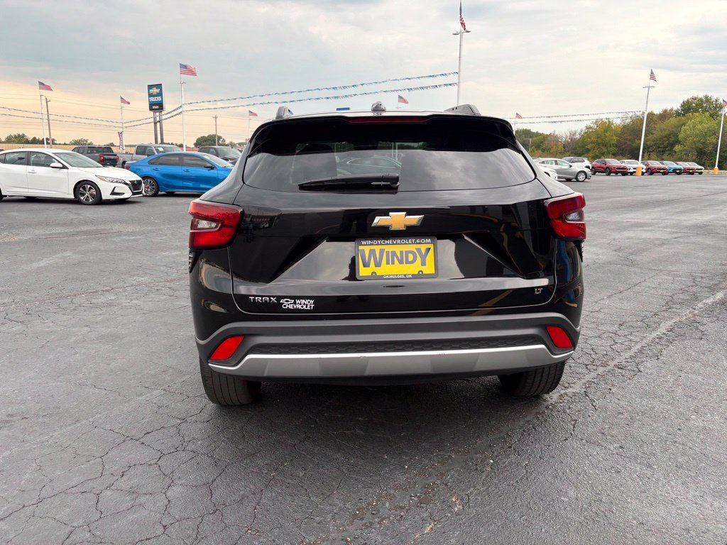 Used 2025 Chevrolet Trax LT FWD image 4