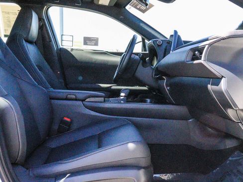 Certified 2025 Lexus UX 300h FWD w/ Accessory Package (Z2) image 17