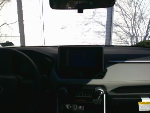 Used 2025 Toyota RAV4 XLE image 28