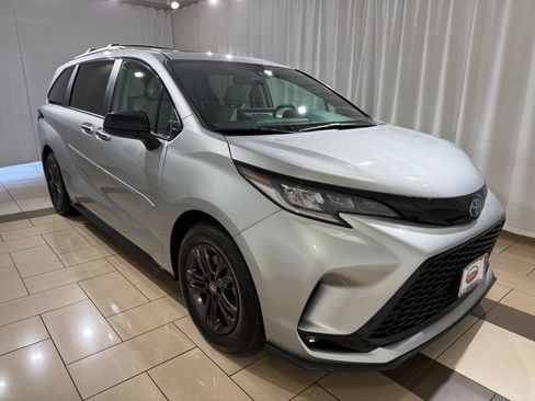 Used 2025 Toyota Sienna XSE w/ XSE Plus Package AWD/4WD image 7