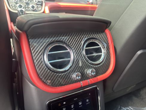 Used 2022 Bentley Bentayga AWD/4WD image 25