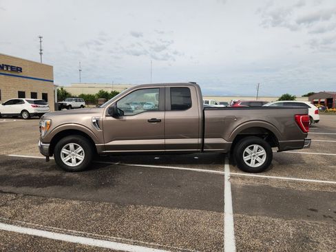 Used 2022 Ford F150 XLT w/ Trailer Tow Package RWD image 5