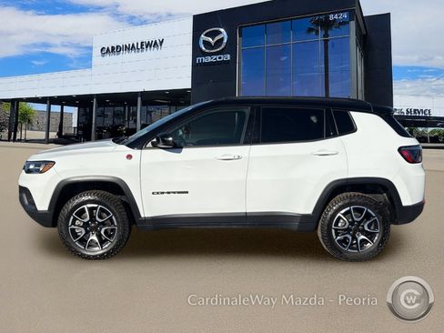 Used 2025 Jeep Compass Trailhawk AWD/4WD image 3