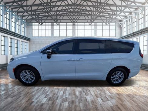 Used 2024 Chrysler Pacifica Touring-L FWD image 7