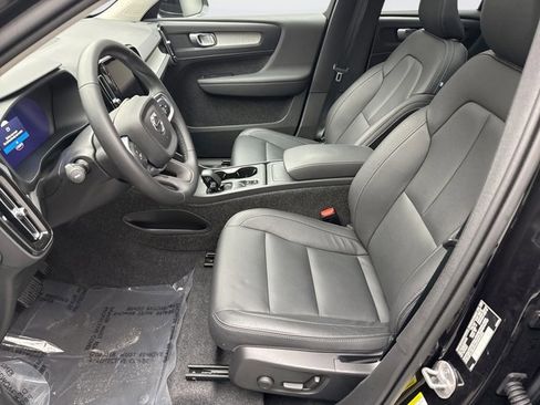 Used 2025 Volvo XC40 B5 Core image 11